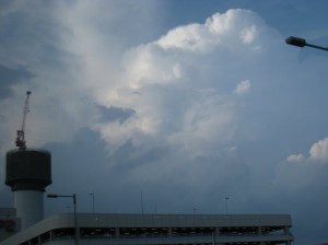 首都圏にも雷雲が迫る　(16:30頃)