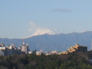 季節風に煙る富士山