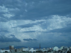 発達した積乱雲の下では... (大阪市内より奈良方面)