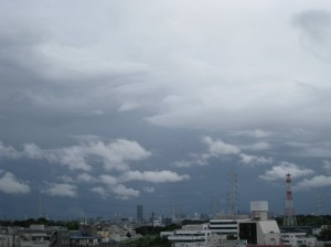 きょうも不気味な黒い雲 (東京湾方面)