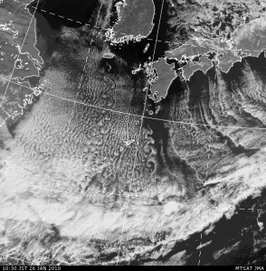 済州島と屋久島が作ったカルマン渦 (気象庁 可視画像)