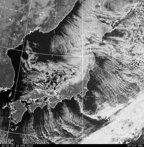 富士山がつくった雲列 (気象庁HP 可視画像)