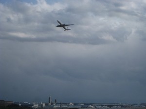 寒気の雲が覆う成田空港