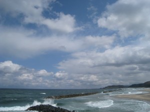 荒れる日本海と寒気の雲