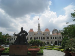 人民委員会庁舎とホーチミン銅像