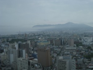 移流霧は初夏の風物詩 (函館山方面)