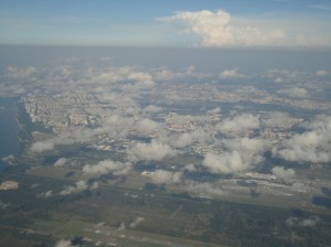 シンガポール上空も灰色のドーム (大気境界層上端?)