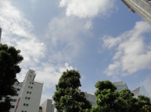 青空のオフィス街 (東京 溜池山王)