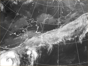 まさに「台風＋前線＝大雨」の構図 (気象庁 赤外衛星)