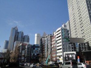 青空を突く新宿高層ビル群