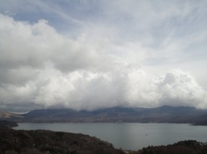 寒気影響で沸き立つ雪雲 (山梨県山中湖畔)