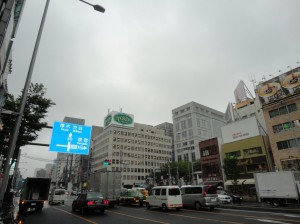降り続く雨にうんざり (東京・表参道)