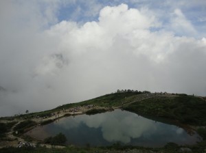 池の鏡に映る雲