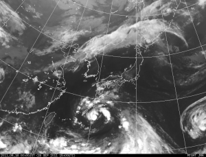 隙間もある台風の雨雲 (気象庁HP 赤外衛星 0:00)