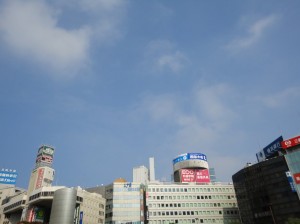 日中は晴天に (横浜駅)