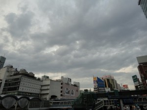陽が陰るとひんやり (東京渋谷駅前)