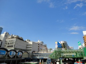 青空でもひんやり (東京渋谷駅前)