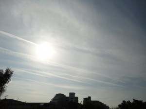 並ぶ飛行機雲