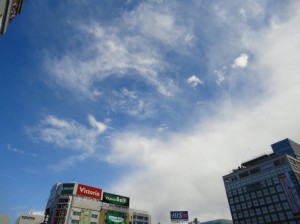 青空に寒気の雲 (新宿界隈)
