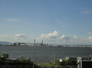 海風も蒸す大阪南港