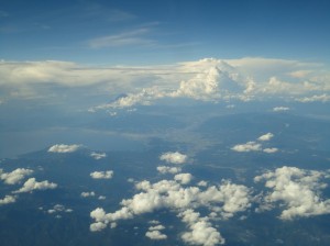 富士山背後に前線対応の雲列