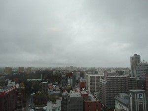 雨が雪に変わる (札幌駅近く)