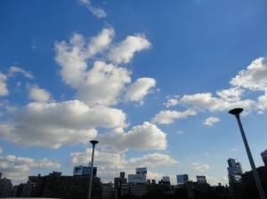 寒風と綿雲 (新大阪駅前)
