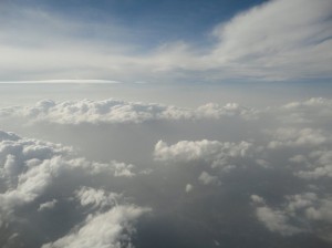 強風によるレンズ雲様なもの(中段左)