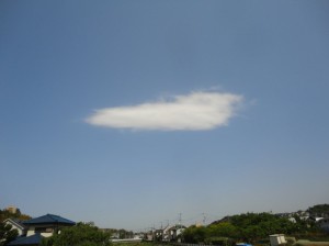 上空のレンズ雲
