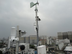 屋上に気象観測機器を設置