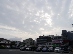 雲が多い一日 (横須賀市衣笠駅前)
