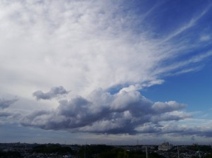 上層と下層の雲