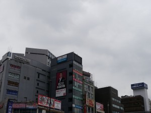 どんより曇り空 (JR目黒駅前)