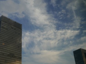 ビルの間から尾流雲 (東京駅)