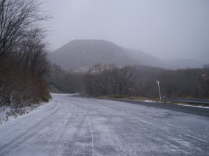 山道は雪降ってます