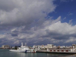 束の間の青空 (沖縄 那覇港)