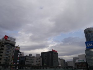 陽射しなくてヒンヤリ (新横浜駅前)