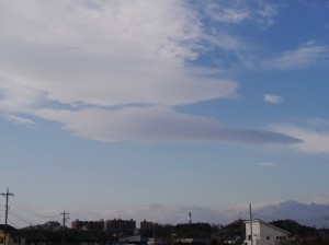 強い南西風による「レンズ雲」