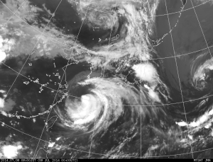 沖縄と北陸に発達雲列 (気象庁赤外衛星 09:00)