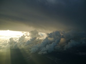 積乱雲の隙間から薄明光線
