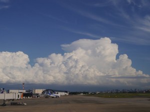 奈良方面の積乱雲 (大阪空港)