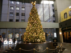 黄金色のクリスマスツリー (東京駅)