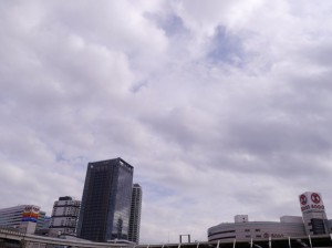 雲多くて陽射し弱め (横浜駅)