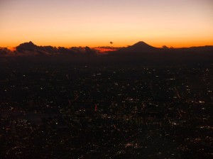 富士山バックに都心の夕暮れ