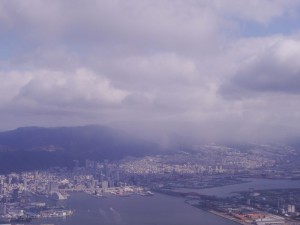 寒気の雲が垂れ込める (神戸港)