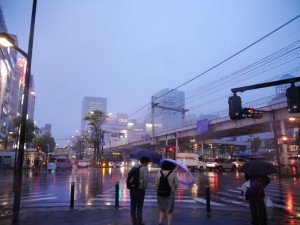台風みたいな雨風 (川崎駅前)