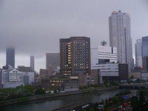 雨雲に隠れるビル群 (大阪市内)