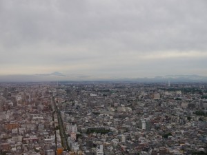 雲の隙間から覗く富士山 (新宿より)