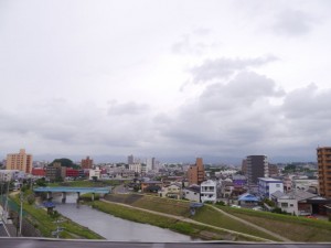 梅雨空で山は見えず (福島市)