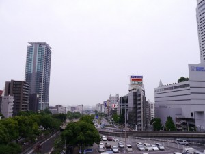 雲多めも蒸し暑い　(新神戸駅)